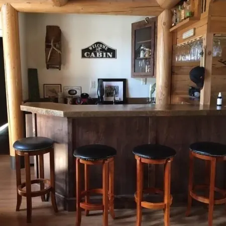 Luxurious & spacious log cabin rental. Family friendly. Lots of amenities.