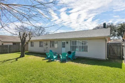 City Haus: Stylish home with King and Wifi 5 minutes to Q2 Stadium, Domain Hotel in zona Dollar General