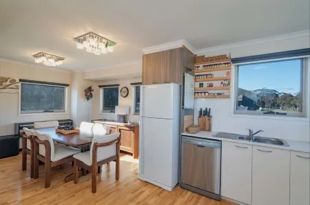 Cliff Hanger-Dinner Plain