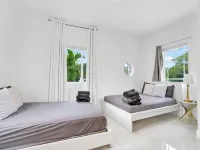 Modern Villa with Hot Tub and Central Location - Stylish Escape