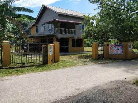 Bonda Homestay Entire House Отели рядом с достопримечательностью «Universiti Sultan Zainal Abidin»