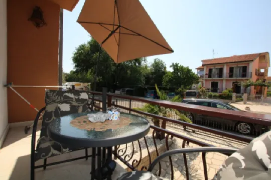 Blue Adria Suite 1 - romantic for 2 on the footpath to the beach and city center