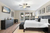 Sunset Oasis: 4 Bed Retreat w/ Pool Heating Included! Stunning Golf Course Views - balcony