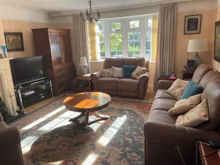 Peaceful gated retreat with a beautiful garden minutes from Ascot and Windsor.