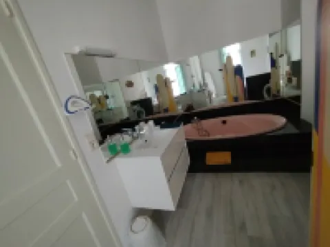 New near train station air conditioning and 3-star balcony