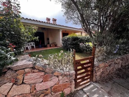 Villetta La Bouganville walking distance to La Cinta beach and downtown San Teodoro Отели рядом с достопримечательностью «Parco pubblico con giochi per i bambini»