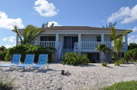 #1 Reviewed Pristine Private Beachfront Villa, Full Laundry & Kitchen, WiFi, A/C