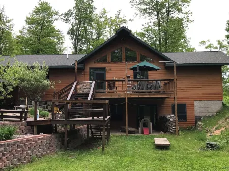 Secluded beautiful home (rental of half of our home) 12 miles from Marquette, MI Отели в г. Негауни