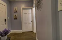 Modern Heart of Decatur • King Comfort • TV • Wi-Fi • Sleeps 4