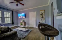 Modern Heart of Decatur • King Comfort • TV • Wi-Fi • Sleeps 4