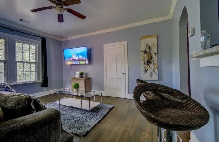 Modern Heart of Decatur • King Comfort • TV • Wi-Fi • Sleeps 4