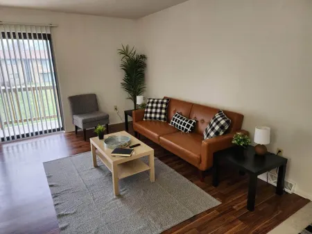 Chic 1 Bd Great for Travel Professionals!