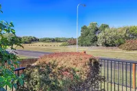 Bargara HavenWelcome to your personal oasis: Coastal calm blends with style.