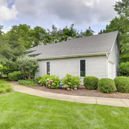 Modern and Spacious Home - 6 Mi to Dtwn South Bend
