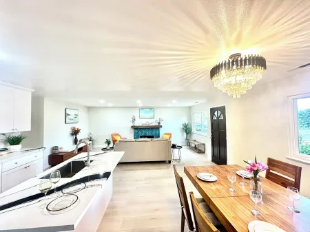 Spacious 4-bedroom house in cool Mountain View with WiFi Отели рядом со станцией Mountain View Station