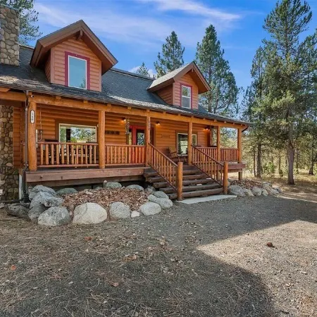 Log cabin with game room by skiing & lake