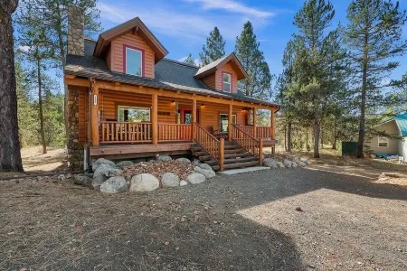 Log cabin with game room by skiing & lake