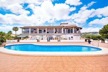 Sunny ground floor apartment close to La Fustera beach.