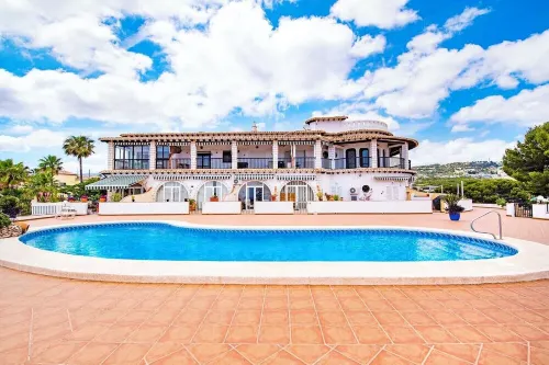 Sunny ground floor apartment close to La Fustera beach.