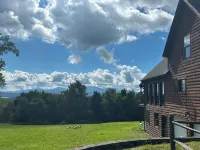 High View Lodge, log chalet with unparalleled views of Western Maine Mountains Hotels in Eustis