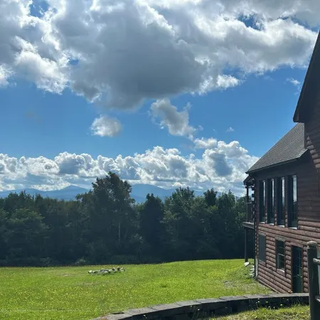 High View Lodge, log chalet with unparalleled views of Western Maine Mountains Отели в г. Юстис