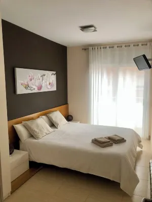 The White Lilies is Located 300 Metres From Platja Dels Pescadors. Pet Friendly