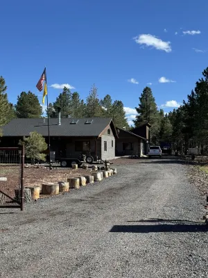 Cozy Cabin in the Pines!!! Close to the Polar Express, Grand Canyon, & Bearizona Hotels in Parks