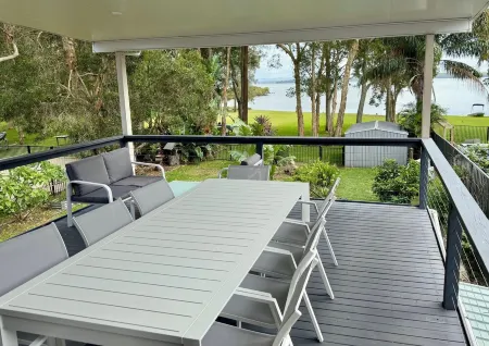 Large Lakefront House on Lake Macquarie with Kayaks, Kids Toys and Dog Door Отели в г. Caves Beach