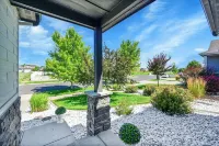 Modern 5Br/3BA Luxury Home,Movie Nights & Comfort Hotels in Evans