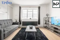 Luxury Apartment For Short Lets and Serviced Accommodation Epsom with Parking Hotels in Epsom