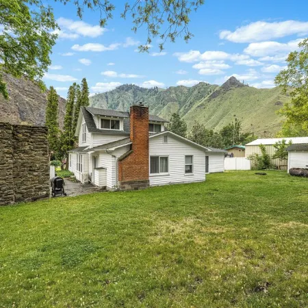 Farmhouse on Main - historic home in the heart of Riggins