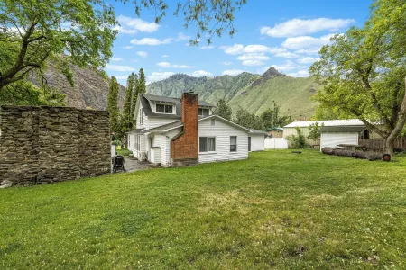 Farmhouse on Main - historic home in the heart of Riggins Отели в г. Риггинс
