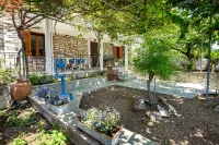 Historic stone house with charm in Theologos - plenty of space & village idyll