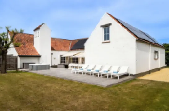 Luxury Villa in Sint-Idesbald with Hot Tub