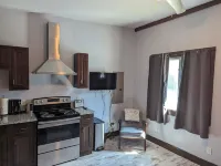 Charming cottage in enchanting Savannah with WiFi, AC