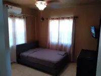 cozy 2 bedroom 1 bathroom apartment. のホテル