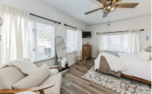 Clifty Falls Family Getaway-Sleeps 8--3 Miles to Historic Downtown & River Front