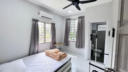Charming 3-bedroom house with WiFi, AC & peaceful location in Bedong