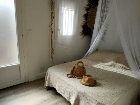 New apartment, near the sea + swimming pool + parking