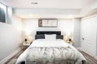 SAINT SUITES EXECUTIVE STAY 2B + 1B Отели рядом с достопримечательностью «Professor's Lake Recreation Centre»