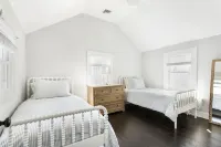 Renovated Bellport Village home 벨포트 호텔