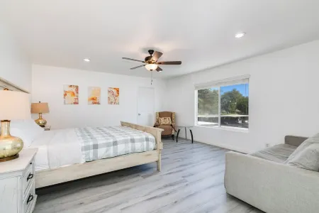 Spacious 4-bedroom house in Gate community in lovely Chino with WiFi, AC Отели в г. Чино