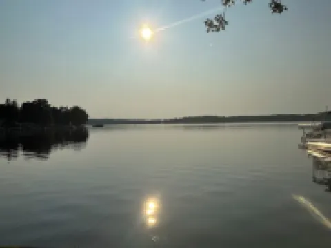 Lakefront 2 Bedroom Cottage Getaway on Chippewa Lake, Michigan Hotéis em Mecosta County