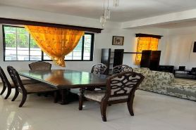 Nature view in a quiet urban neighborhood 1-bedroom house with WiFi and AC