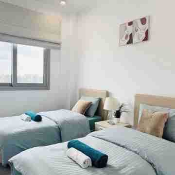 Elegant 2BR APT/Private Balcony/ Pools/Gym/Spa/Elysia Park/Center Paphos Rooms