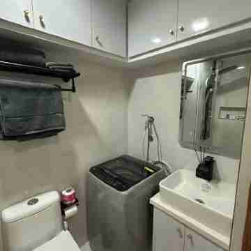 Cozy 1-bedroom with balcony condo with WiFi, AC in brilliant Quezon City Rooms