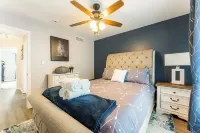 Hot Tub, Smart TVs, Spacious 5bedroom house in charming Bolingbrook with WiFi,AC