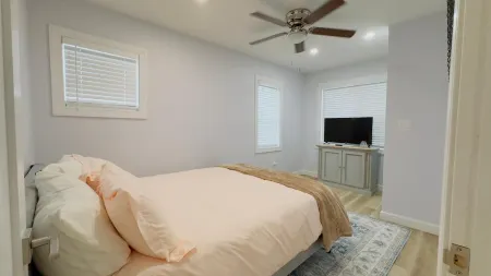 POOL + OUTDOOR MOVIES + FIRE PIT Paradise - Minutes to Beach