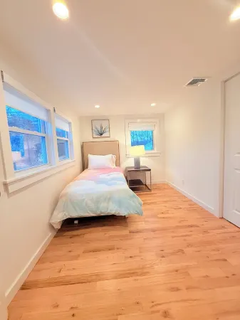 "Relaxing 2-Bedroom Retreat Minutes from Stunning Beaches and local Wineries Отели в г. Лорел