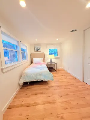 "Relaxing 2-Bedroom Retreat Minutes from Stunning Beaches and local Wineries